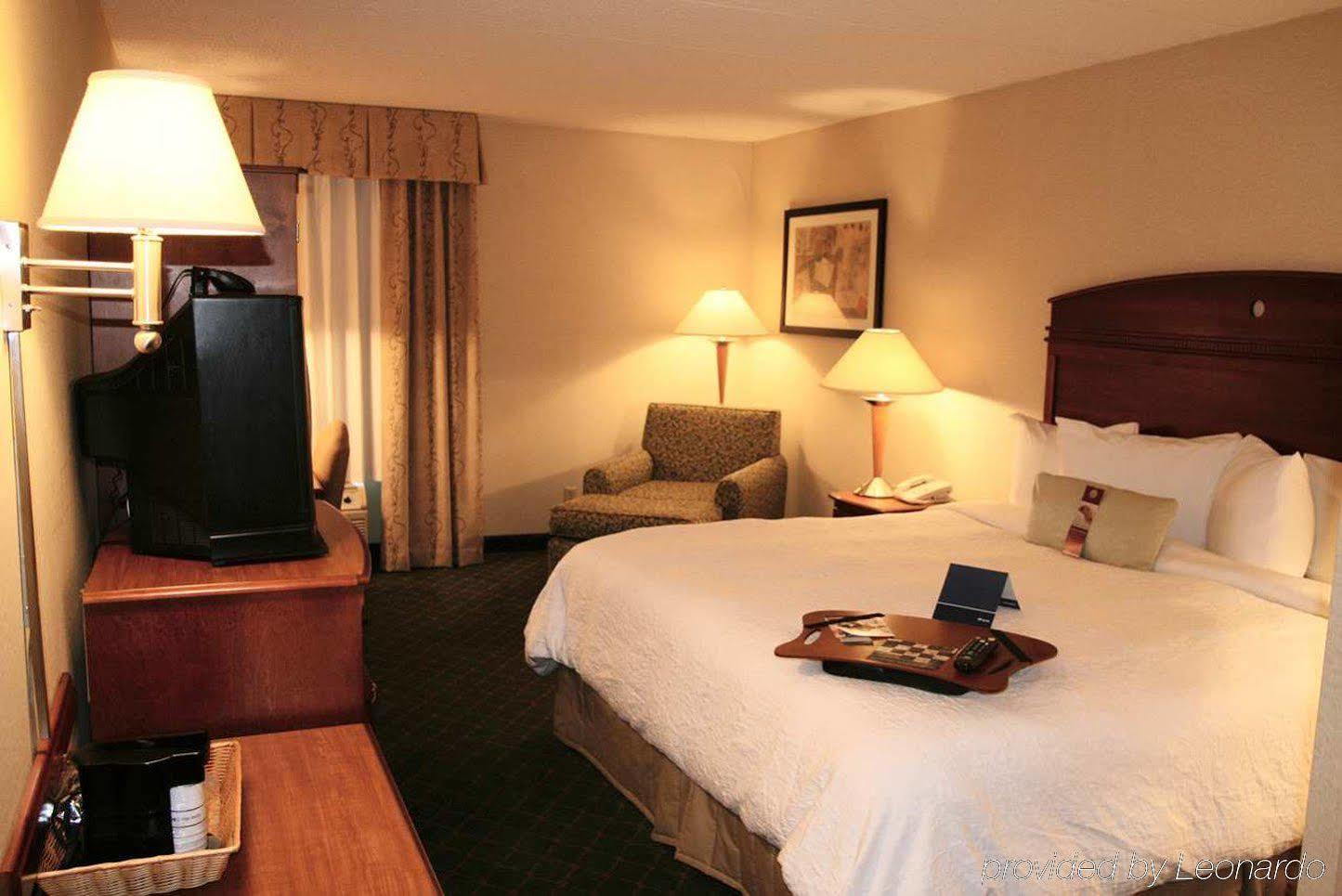 Hampton Inn Milwaukee Northwest Экстерьер фото