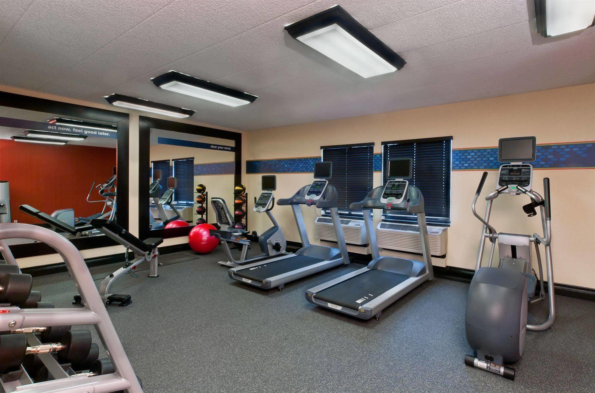 Hampton Inn Milwaukee Northwest Экстерьер фото